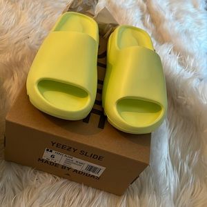 Yeezy Slides GLWGRN Glow Green size 6